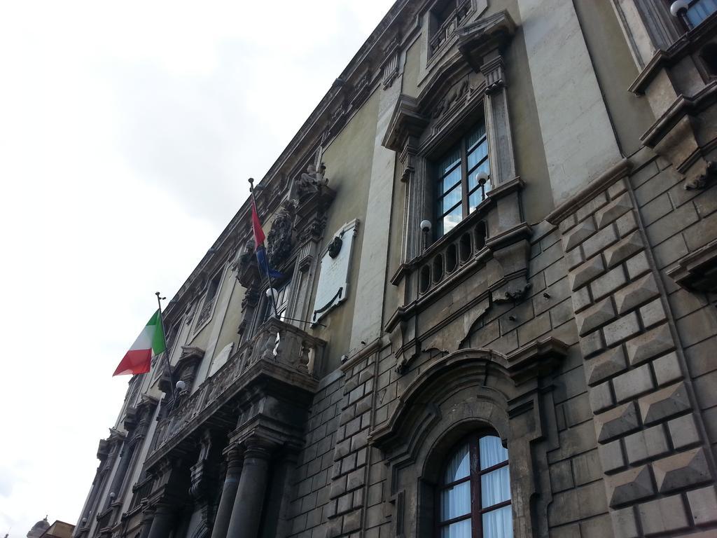 B&B United States Of Europe คาตาเนีย ภายนอก รูปภาพ
