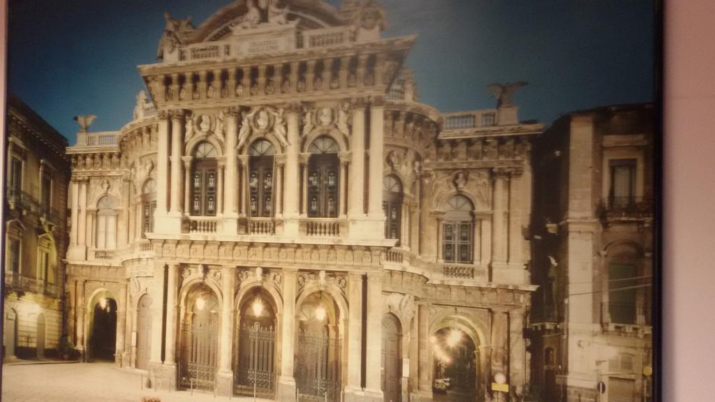 B&B United States Of Europe คาตาเนีย ภายนอก รูปภาพ