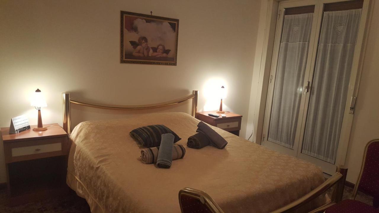 B&B United States Of Europe คาตาเนีย ภายนอก รูปภาพ